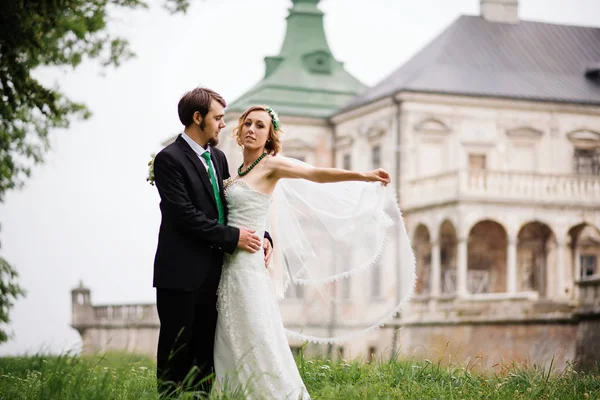 Lief bruidspaar bij hun verheugd huwelijksfeest dag achtergrond oude — Stockfoto