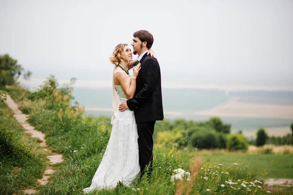 Átfogó esküvői pár a szerelem a kültéri, felhős Időjárás. — Stock Fotó