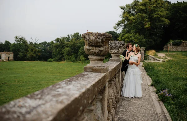 Amar casal de casamento em seu feliz dia do casamento fundo velho — Fotografia de Stock