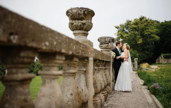 Amar casal de casamento em seu feliz dia do casamento fundo velho — Fotografia de Stock