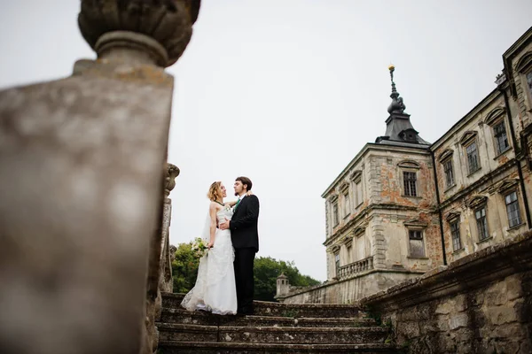 Amare coppia di nozze al loro felice giorno di nozze sfondo vecchio — Foto Stock