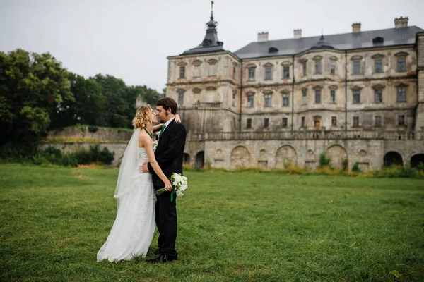 Amour couple de mariage à leur mariage heureux fond vieux jour — Photo