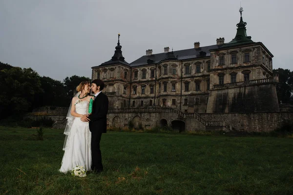 Svatební pár v noci pozadí staré strašidelné vintage castle. — Stock fotografie