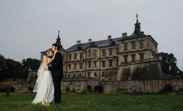 Svatební pár v noci pozadí staré strašidelné vintage castle. — Stock fotografie