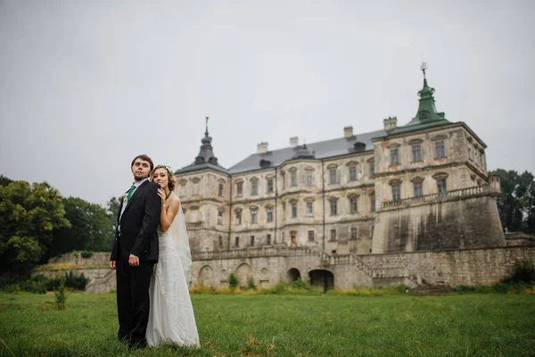 Milující svatební pár na jejich šťastný svatební den pozadí staré — Stock fotografie