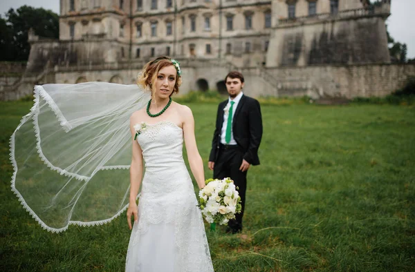 Milující svatební pár na jejich šťastný svatební den pozadí staré — Stock fotografie