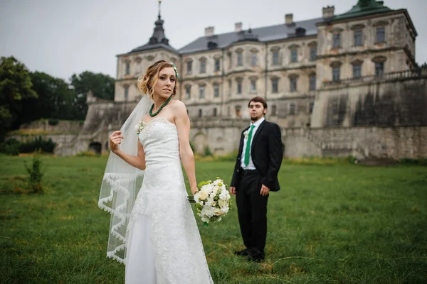 Elsker brudepar på sin lykkelige bryllupsdag gammel bakgrunn – stockfoto