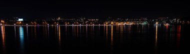 Gece şehir ışıkları ve Ternopi gölde üzerine düşünceler