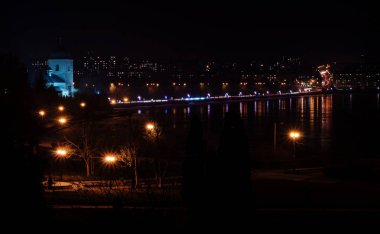 Gece şehir ışıkları ve Ternopi gölde üzerine düşünceler