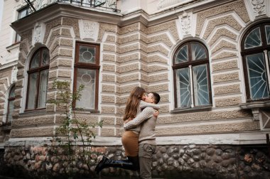 Genç bir çift aşık bağlı sıcak kazak giyiyor. Kız kız üzerinde