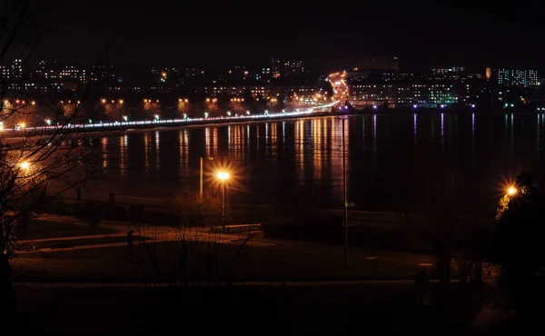 Panorama der nächtlichen Stadtbeleuchtung und der Reflexionen auf dem Ternopi-See — Stockfoto