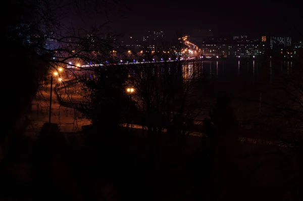 Панорама ночных городских огней и отражений на озере Тернопи — стоковое фото