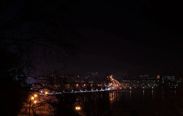 Panoráma-gondolatok a tó Ternopi, valamint az éjszakai város fényeit — Stock Fotó