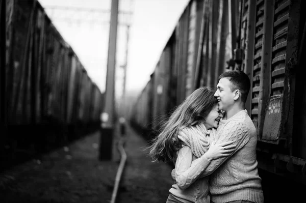 Mladý pár na vázané teplé svetry objímala zamilovaná na ra — Stock fotografie