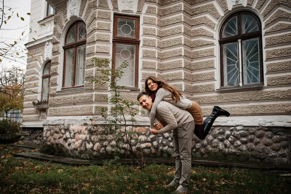 Casal jovem vestindo em camisolas quentes amarrados no amor. Menina menina em — Fotografia de Stock