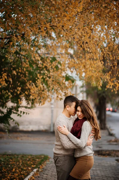 Młoda para, noszenie na wiązanej ciepłe swetry, przytulanie w miłości w ci — Zdjęcie stockowe