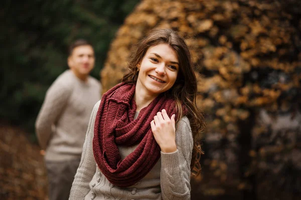 Chica sonriente con braces.Young pareja vistiendo en el sudor caliente atado —  Fotos de Stock