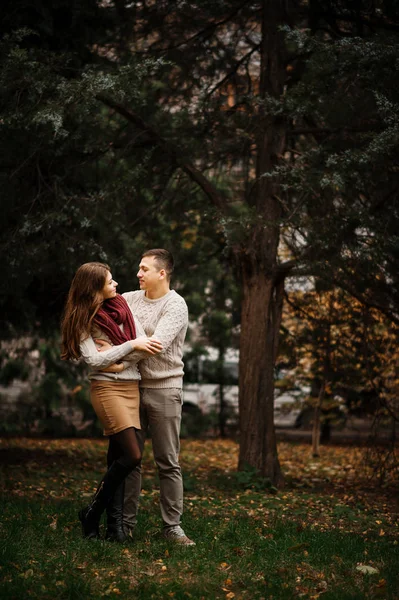 Mladý pár na vázané teplé svetry objímala zamilovaná v ci — Stock fotografie