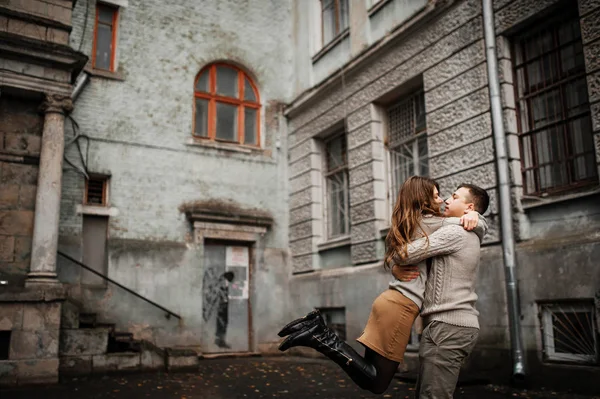 Jovem casal vestindo no amarrado quente suéteres abraçando no amor no ol — Fotografia de Stock