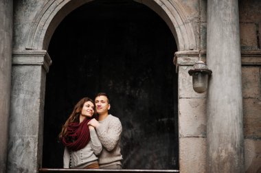 Aşık ol, sarılma bağlı sıcak kazak giyen genç Çift