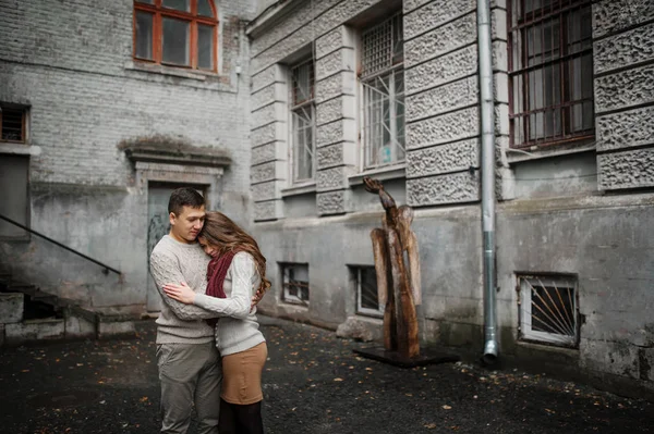 Jovem casal vestindo no amarrado quente suéteres abraçando no amor no ol — Fotografia de Stock