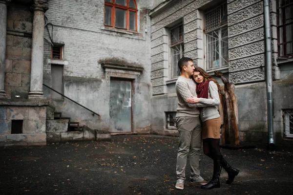 Fiatal pár visel a feltételekhez kötött meleg pulóverek, átölelve a szerelem ol — Stock Fotó