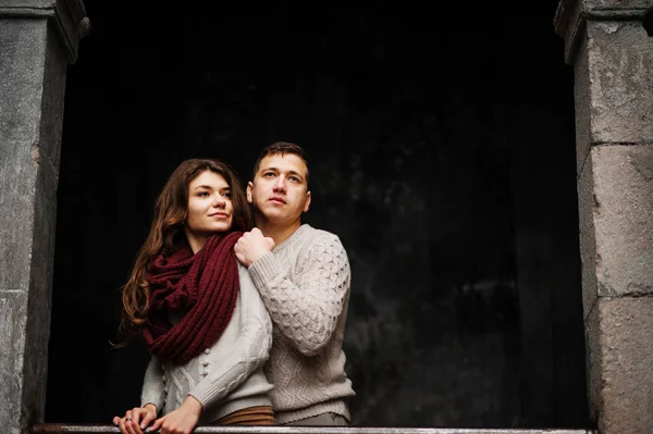Ol에서 사랑에 포옹 묶인된 따뜻한 스웨터를 입고 젊은 부부 — 스톡 사진