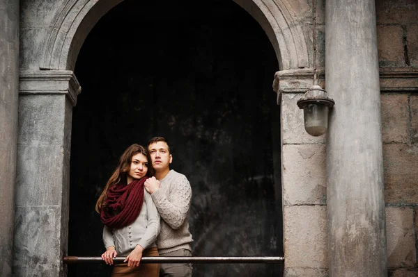Fiatal pár visel a feltételekhez kötött meleg pulóverek, átölelve a szerelem ol — Stock Fotó