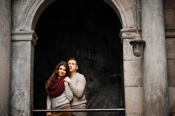 年轻的夫妇在绑暖和的毛衣，拥抱爱在 ol 穿 — 图库照片