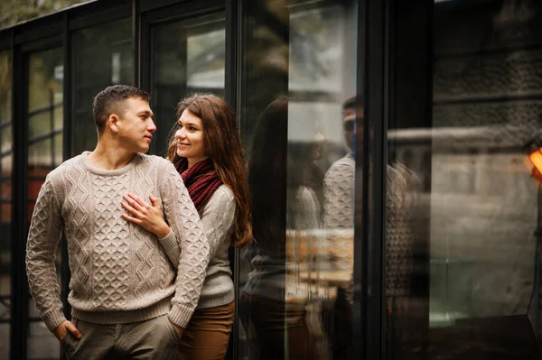 Νεαρό ζευγάρι φορώντας στο δεσμευμένο ζεστό πουλόβερ που αγκαλιάζει με αγάπη backg — Φωτογραφία Αρχείου