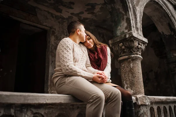 Giovane coppia indossa su legato caldi maglioni in amore seduto su st — Foto Stock