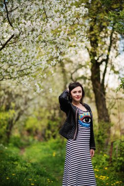 Bahar bahçe üzerinde yarattığı deri ceket, esmer kız.