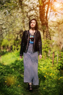 Bahar bahçe üzerinde yarattığı deri ceket, esmer kız.