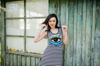 Esmer modeli kız elbise çizgili arka plan cian ahşap ile