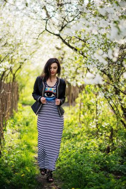 Bahar bahçe üzerinde yarattığı deri ceket, esmer kız.