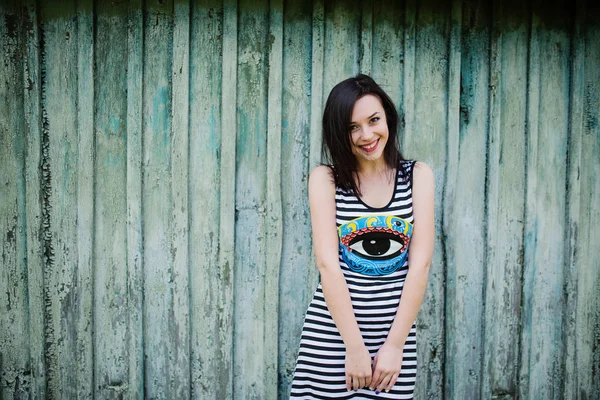 Çizgili elbise esmer modeli kız gülümseyerek CIA arka plan