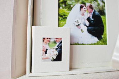 Lüks beyaz klasik deri düğün kitabı flash kutusu.