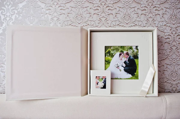 Luxus fehér klasszikus bőr esküvői könyv flash doboz. — Stock Fotó