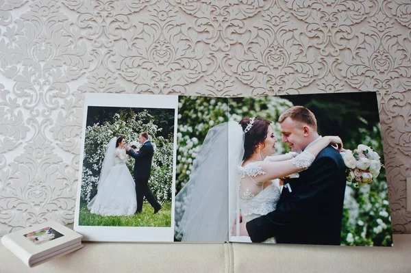 Dual pages of wedding album or wedding book. — Stock Photo, Image