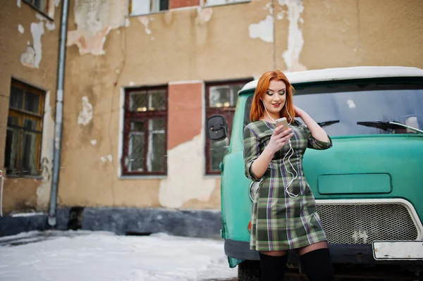 年轻的红头发女孩小姐与移动手机及耳机 — 图库照片