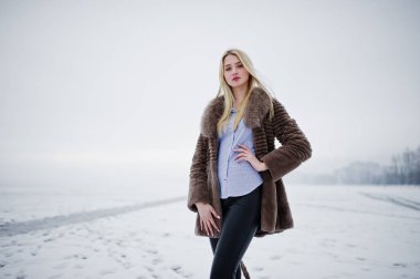 Bir kürk ceket arka planda genç zerafet sarışın kız portresi 