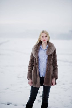 Bir kürk ceket arka planda genç zerafet sarışın kız portresi 
