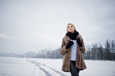 Bir kürk ceket arka planda genç zerafet sarışın kız portresi 