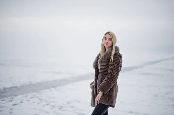 Retrato de chica rubia joven elegancia en un fondo abrigo de piel —  Fotos de Stock