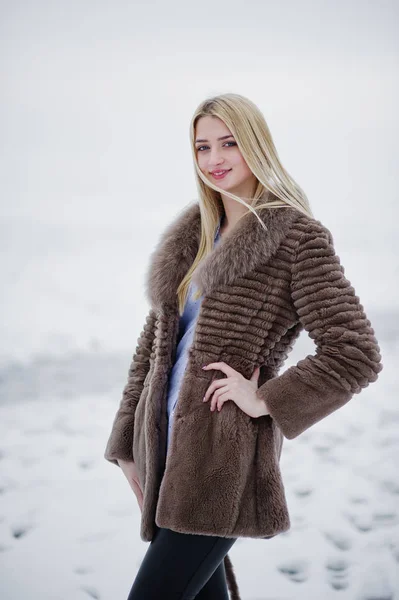 Portret Blondynka młodych elegancja w tle płaszcz futro — Zdjęcie stockowe