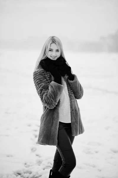 Portret van jonge elegantie blond meisje op de achtergrond van een bont jas — Stockfoto