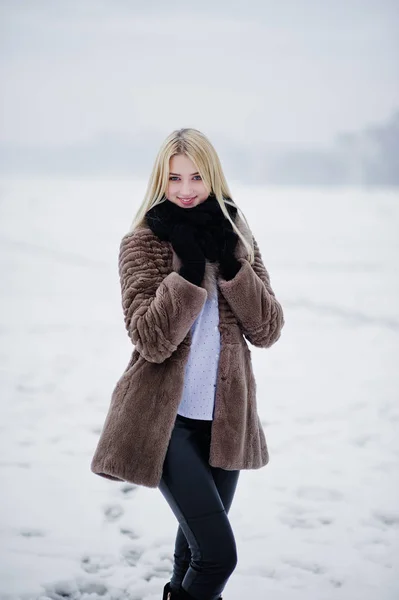 Portrait de jeune fille blonde élégance dans un fond de manteau de fourrure — Photo