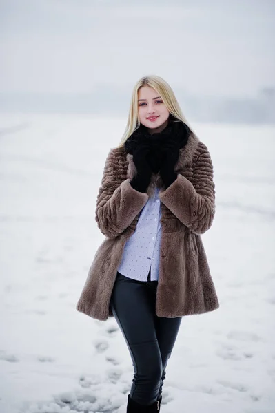 Πορτρέτο του κομψότητα νεαρή ξανθιά κοπέλα σε φόντο παλτό γούνα — Φωτογραφία Αρχείου