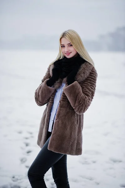 Retrato de jovem elegância menina loira em um fundo casaco de pele — Fotografia de Stock