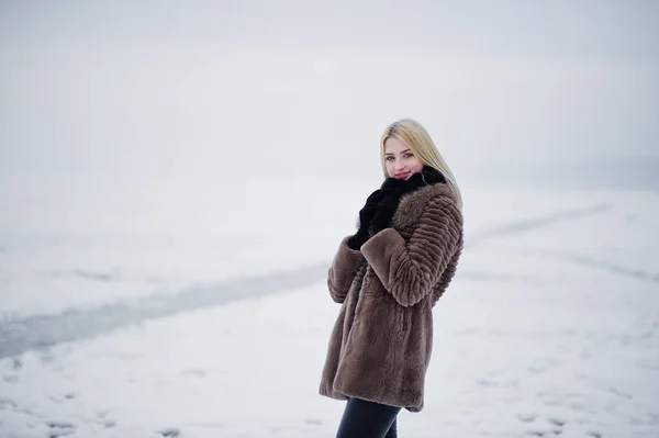 Portrét mladé eleganci blondýnku v pozadí kabát kožešina — Stock fotografie